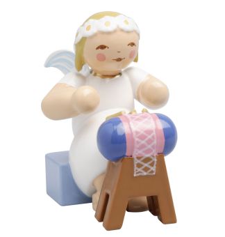 Wendt & Kühn Margeritenengel sitzend mit Klöppelsack 