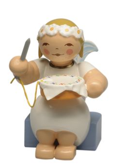 Wendt & Kühn Margeritenengel sitzend mit Stickrahmen 