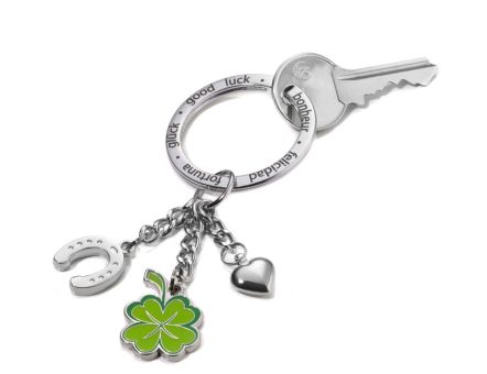 Troika Schlüsselanhänger mit 3 Anhängern Hufeisen, Kleeblatt, kleines Herz, XL-Ring graviert mit Glück in verschiedenen Sprache 